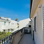 Guesthost - Modern Near The *