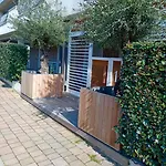 Guesthost - Modern Near The *